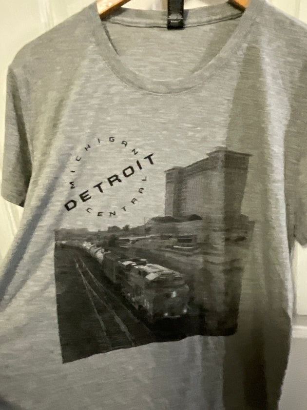 Ladies 2XL comfy tee train station